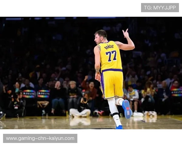 东契奇强突篮下制造犯规